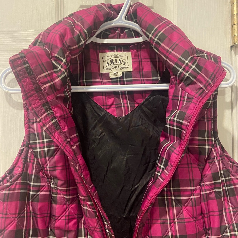 Ariat Women’s Lightweight Equestrian Plaid Puffer Vest Size M Fuchsia & Black - Picture 7 of 11